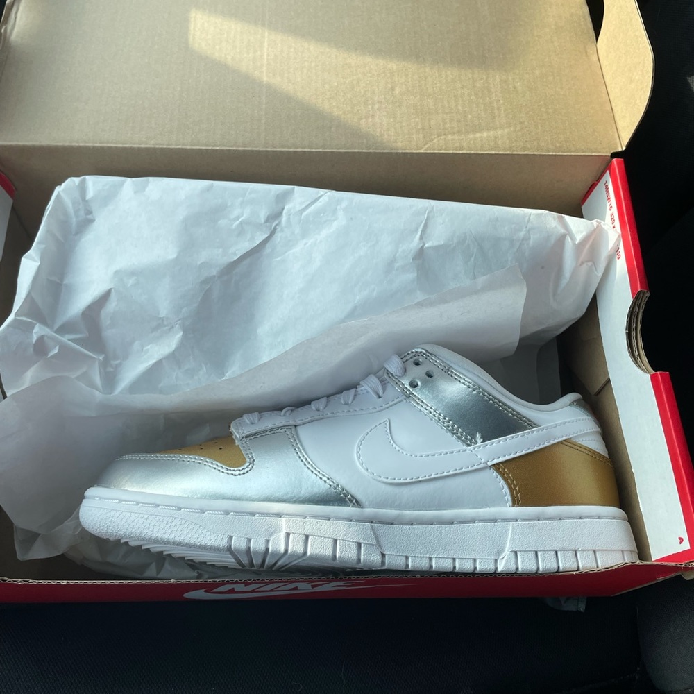 Nike Wmns Dunk Low SE Sneaker in Silver Gold Metallic Size 7.5. Brand New!!!